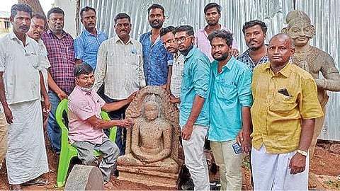 காளையார்கோவில் அருகே மல்லல் கருப்பன் கோயில் பகுதியில் கண்டெடுக்கப்பட்ட புத்தர் சிலையுடன் வட்டாட்சியர் பாலகிருஷ்ணன் மற்றும் ஊர் மக்கள்.