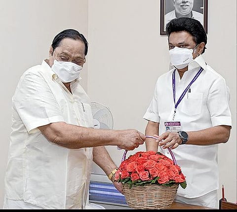 சட்டப்பேரவையில் நீர்வளத்துறை மானியக் கோரிக்கையை அமைச்சர் துரைமுருகன் நேற்று தாக்கல் செய்தார். முன்னதாக தலைமைச் செயலகத்தில் முதல்வர் ஸ்டாலினை சந்தித்து வாழ்த்து பெற்றார்.
