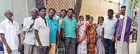 ஒத்தக்கடை அரசு ஆண்கள் மேல்நிலைப் பள்ளியில் நடந்த அலங்கார வளைவு அடிக்கல் நாட்டு விழாவில் பங்கேற்ற முன்னாள் மாணவர்கள்.