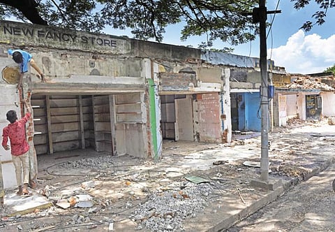 'ஸ்மார் சிட்டி' திட்டத்தின் கீழ் புதுச்சேரி அண்ணா சாலையில் உள்ள குபேர் அங்காடியின் கடைகளை இடிக்கும் பணி நடந்து வருகிறது. படம்: எம்.சாம்ராஜ்