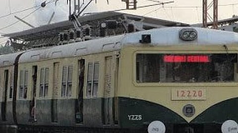அறிவிக்கப்பட்டு 3 ஆண்டுகளாகியும் 12 பெட்டிகளைக் கொண்ட மின்சார ரயில் இயங்கவில்லை: கூட்ட நெரிசலில் சிக்கித் தவிக்கும் பயணிகள்