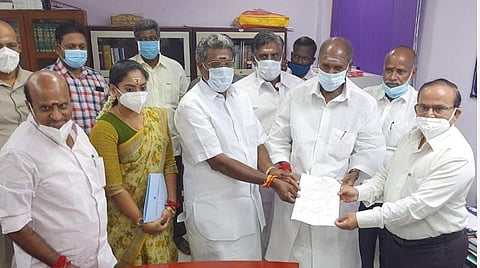 முதல்வர் ரங்கசாமியுடன் வந்து துணை சபாநாயகர் பதவிக்கு வேட்பு மனுத்தாக்கல் செய்த முன்னாள் அமைச்சர் ராஜவேலு. அருகே அமைச்சர்கள் லட்சுமி நாராயணன், தேனி ஜெயக்குமார், சந்திர பிரியங்கா.