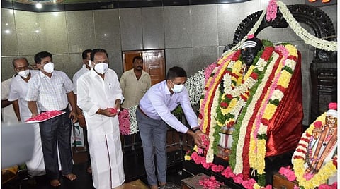 காட்பாடி, காங்கேயநல்லூரில் உள்ள வாரியார் சுவாமிக்கு மலர் தூவி மாவட்ட ஆட்சியர் குமாரவேல் பாண்டியன் மரியாதை செலுத்தினார்.
