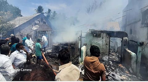 பூ கட்டும் நாரால் தீ விபத்து: 12 குடிசை வீடுகள் எரிந்து சேதம்