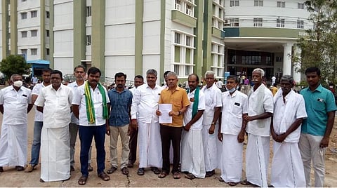 திருப்பூர் ஆட்சியர் அலுவலகத்தில் இன்று மனு அளிக்க வந்த விவசாயிகள். | படம்: இரா.கார்த்திகேயன்.