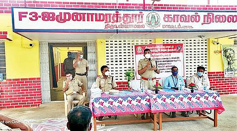 ஜமுனாமரத்தூர் காவல் நிலைய வளாகத்தில் நடைபெற்ற விழிப்புணர்வு கூட்டத்தில் பேசும் மாவட்ட காவல் கண்காணிப்பாளர் பவன்குமார் ரெட்டி.