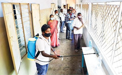 காட்பாடி அரசு பெண்கள் மேல்நிலை பள்ளியில் வகுப்பறை மற்றும் வளாகங்களை தூய்மைப்படுத்தும் பணிகள் விறுவிறுப்பாக நடந்து வருகிறது.
