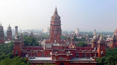 தகவல் உரிமை சட்டத்தின் கீழ் பதிலளிக்கும் அதிகாரி ஒவ்வொரு பக்கத்திலும் கையெழுத்திட உத்தரவு