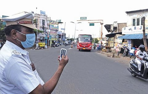 போக்குவரத்து சிக்னல்களை இயக்க ‘ரிமோட்’ அறிமுகம்: காவலர்கள் ஒரே இடத்தில் அமராமல் ரோந்து சென்றபடி இயக்கலாம்