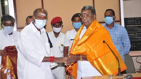 துணை சபாநாயகர் ராஜவேலுவுக்கு வாழ்த்து தெரிவித்த முதல்வர் ரங்கசாமி. | படம்: எம்.சாம்ராஜ்.