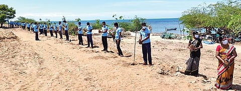 ராமேசுவரம் ஓலைக்குடா கடற்கரையில் 10 ஆயிரம் மரக்கன்று நடும் பணியில் ஈடுபட்ட மீனவர்கள்.