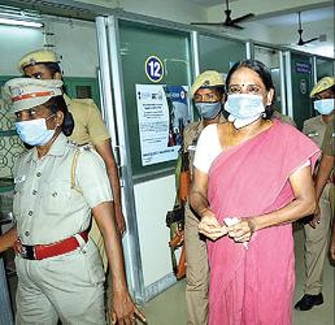 வேலூர் பென்ட்லெண்ட் அரசு மருத்துவ மனையில் முழு உடல் பரிசோதனைக் காக பலத்த பாதுகாப்புடன் நேற்று அழைத்து வரப்பட்ட நளினி.