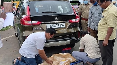 திண்டுக்கல் மாவட்டம் கொடைரோடு அருகே வரிஏய்ப்பு செய்து கொண்டு செல்லப்பட்ட வெள்ளிக்கொலுசுகளை ஆய்வு செய்த வணிகவரித் துறையினர்.