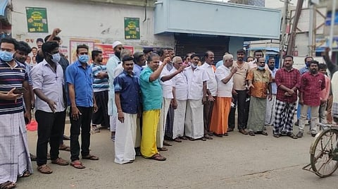 சுவாமிமலையில் ஆர்ப்பாட்டத்தில் ஈடுபட்ட வணிகர் சங்கத்தினர்.