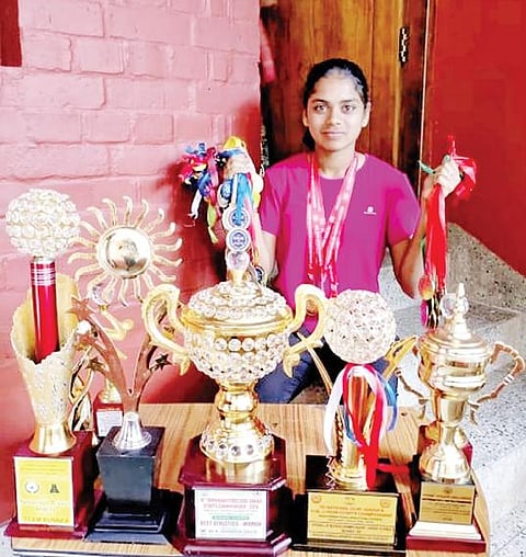 பரிசுகளுடன் மாணவி சமீஹா பர்வீன்.