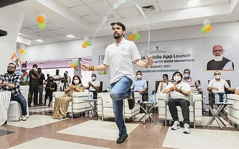 தேசிய விளையாட்டு தினமான நேற்று டெல்லியில் உள்ள மேஜர் தயான் சந்த் விளையாட்டு அரங்கில் நடந்த நிகழ்ச்சியில், ‘ஃபிட் இந்தியா’ கைபேசி செயலியை மத்திய விளையாட்டுத் துறை அமைச்சர் அனுராக் தாகூர் தொடங்கி வைத்தார். அப்போது அவர் ஸ்கிப்பிங் விளையாடினார். படம்: பிடிஐ