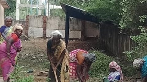 புதுக்கோட்டை மாவட்டம் வடகாடு அரசு மேல்நிலைப் பள்ளி வளாகத்தைச் சுத்தம் செய்த தூய்மைப் பணியாளர்கள்.