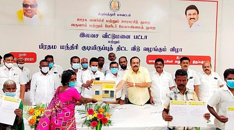 பயனாளிகளுக்கு நலத்திட்ட உதவிகளை மாவட்ட ஆட்சியர் அமர் குஷ்வாஹா, எம்.பி.க்கள் அண்ணாதுரை, கதிர் ஆனந்த் ஆகியோர் வழங்கினர்.