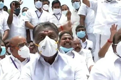 சாலை மறியலில் ஈடுபட்ட ஓபிஎஸ் உள்ளிட்டோர்.