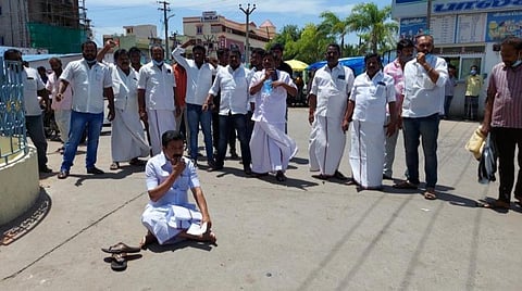 விழுப்புரம் பழைய பேருந்து நிலையத்தில் தர்ணா போராட்டத்தில் ஈடுபட்ட முன்னாள் அமைச்சர் சி.வி.சண்முகம்.
