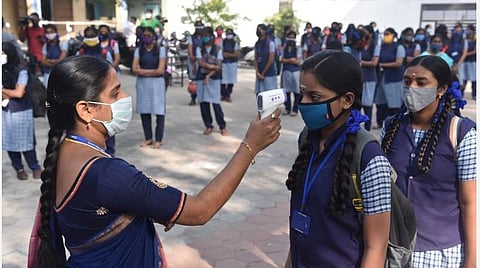 மாணவர்கள் பள்ளி, கல்லூரிக்குச் செல்வது கட்டாயமா?- உயர் நீதிமன்றத்தில் அரசு பதில்