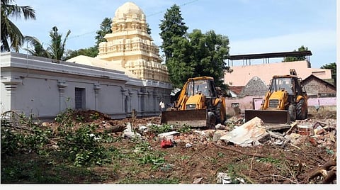 கும்பகோணத்தில் கோயில் இடத்தில் ஆக்கிரமித்துக் கட்டப்பட்ட 16 வீடுகள் அகற்றம்