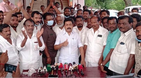 விழுப்புரத்தில் உள்ள தனியார் திருமண மண்டபத்தில் முன்னாள் அமைச்சர் சி.வி.சண்முகம் செய்தியாளர்களிடம் பேசினார்.