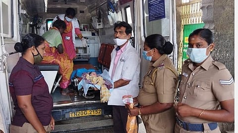 ஆதரவற்ற, மனநலம் பாதிக்கப்பட்ட பெண்ணுக்குப் பிரசவம் பார்த்த பெண் போலீஸார்: கும்பகோணத்தில் நெகிழ்ச்சி