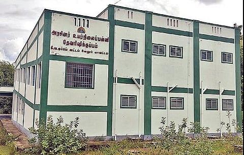 தேவரிஷிகுப்பம் கிராமத்தில் அடிப்படை வசதிகள் இல்லாமல் 6 ஆண்டுகளாக கட்டப்பட்டு வரும் அரசினர் உயர்நிலை பள்ளி.