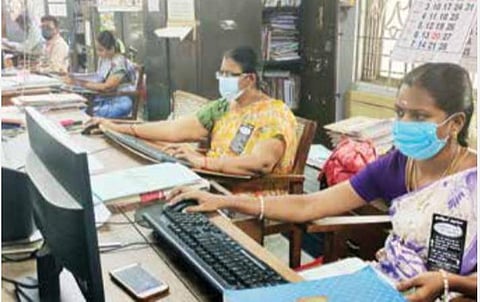 அகவிலைப்படி வழங்கக்கோரி கருப்பு பேட்ஜ் அணிந்து பணிபுரிந்த அரசு ஊழியர்கள்