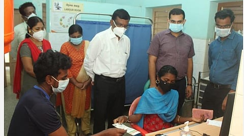 பயனாளிகளுக்கு அடையாள அட்டை வழங்கும் முகாமைப் பார்வையிட்ட காரைக்கால் மாவட்ட ஆட்சியர் அர்ஜுன் சர்மா.