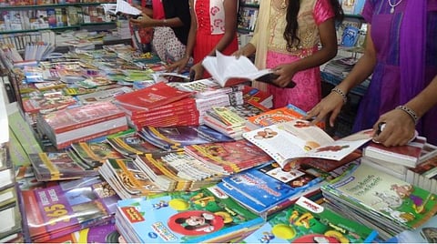 தமிழ்நாடு பாடநூல் நிறுவனத்துக்குத் தொகை செலுத்தி பாடநூல் வாங்காத புதுச்சேரி கல்வித்துறை: மாணவர்கள் பாதிப்பு