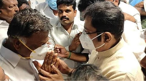 ஓபிஎஸ் மனைவி மறைவு: டிடிவி தினகரன் நேரில் அஞ்சலி; கைகளைப் பிடித்து ஆறுதல்
