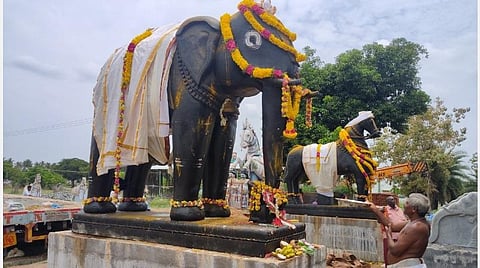 ஒரே கல்லில் 35 டன் எடையில் யானை, குதிரை கற்சிலைகள் வடிவமைப்பு: அய்யனார் கோயிலில் பிரதிஷ்டை