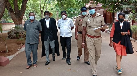 கைது செய்யப்பட்டு நீதிமன்ற வளாகத்துக்கு அழைத்து வரப்பட்ட போதகர் டேவிட். (இடது ஓரம்)