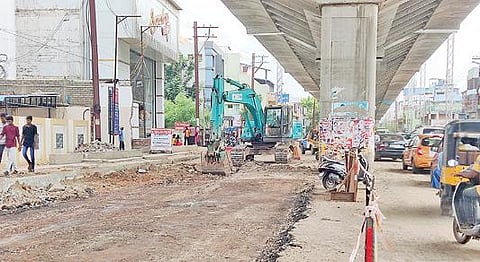 மதுரை அய்யர்பங்களா அருகே நேற்று தொடங்கிய சாலை அமைக்கும் பணி.