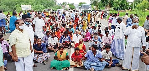 செஞ்சி- சேத்துப்பட்டு சாலையில் சாலைமறியலில் ஈடுபட்ட மகாதேவி மங்கலம் கிராமமக்கள்