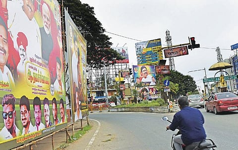 புதுச்சேரி ராஜீவ்காந்தி சிக்னல் அருகே வைக்கப்பட்டிருக்கும் பேனர்கள்.படம்: எம்.சாம்ராஜ்