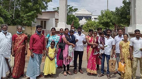 மனு அளிக்க வந்திருந்த கலப்பு மணம் புரிந்த தம்பதிகள். படம்: ஜி.ஞானவேல்முருகன்.