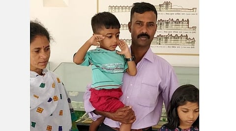 குடும்பத்தினருடன் சீனிவாசன் | கோப்புப் படம்.