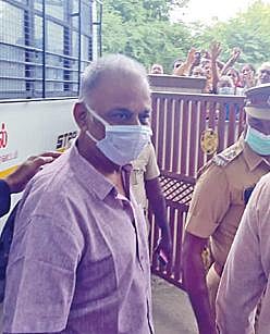 செங்கல்பட்டு நீதிமன்றத்துக்கு அழைத்து வரப்பட்ட சிவசங்கர் பாபா.