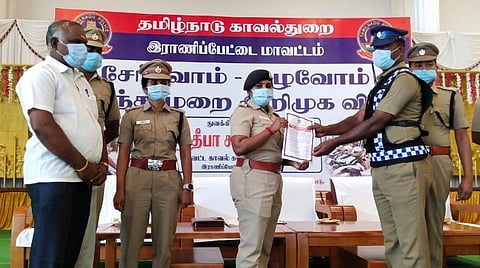 விழிப்புணர்வு துண்டுப் பிரசுரத்தை ரோந்துக் காவலரிடம் வழங்கிய காவல் கண்காணிப்பாளர் தீபா சத்யன்.