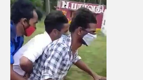 சித்தையன்கோட்டை பிரிவு அருகே பெண்ணிடம் நகையைப் பறித்துக்கொண்டு பைக்கில் தப்பிச் சென்ற இளைஞர்கள்.