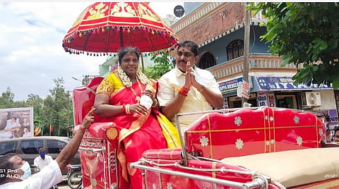 புதுச்சேரி உள்துறை அமைச்சர் நமச்சிவாயம் பிறந்த நாள் வருவதையொட்டி அவரையும், அவரது மனைவியையும் சாரட் வண்டியில் அழைத்துச் சென்ற ஆதரவாளர்கள்.