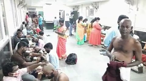 பழனி கோயிலில் முடி காணிக்கை செலுத்தும் பக்தர்கள்.