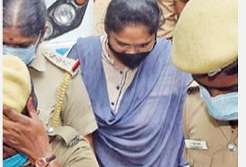 பெண் காவல் ஆய்வாளர் கைதுக்குப் பின் ரூ.10 லட்சம் பறிப்பு வழக்கின் நிலை என்ன?- அறிக்கை தாக்கல் செய்ய உயர் நீதிமன்றம் உத்தரவு