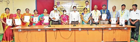 நல்லாசிரியர் விருது பெற்ற ஆசிரியர்களுடன் கிருஷ்ணகிரி ஆட்சியர் ஜெயசந்திர பானு ரெட்டி உள்ளிட்டோர். அடுத்த படம் : நல்லாசிரியர் விருது பெற்ற ஆசிரியர்களுடன் தருமபுரி ஆட்சியர் திவ்யதர்சினி மற்றும் மாவட்ட முதன்மைக் கல்வி அலுவலர் கணேஷ்மூர்த்தி உள்ளிட்டோர்.