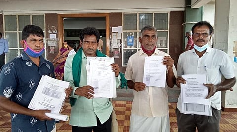 திருப்பூர் ஆட்சியர் அலுவலகத்தில் மனு அளிக்க வந்த பசுமை சுற்றுச்சூழல் பாதுகாப்பு இயக்கம் மற்றும் கிராமத்தினர். | படம்: இரா.கார்த்திகேயன்.