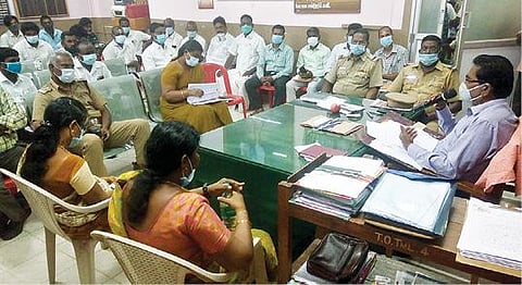 தி.மலையில் நடந்த விநாயகர் சதுர்த்தி விழாவுக்கு விதிக்கப்பட்டுள்ள தடை உத்தரவு விளக்க கூட்டத்தில் பேசும் வட்டாட்சியர் சுரேஷ். படம்: இரா.தினேஷ்குமார்.