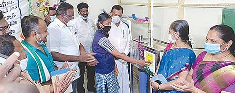 விருதுநகர் தங்கம்மாள்-பெரியசாமி நாடார் நகராட்சி பெண்கள் மேல்நிலை பள்ளியில் குடிநீர் சுத்திகரிப்பு இயந்திர திறப்பு விழாவில் பங்கேற்ற மாணிக்கம்தாகூர் எம்.பி.